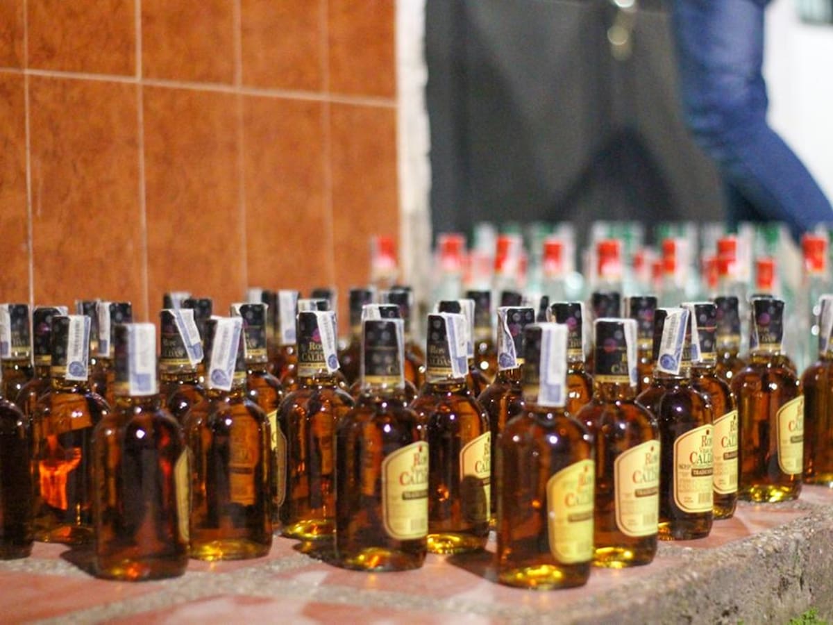 Incautan licor adulterado en un barrio de Ibagué