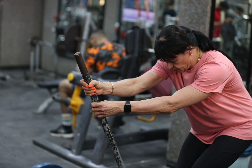 Persona mayor de 50 años entrenando (Foto por Fareed Kotb/Anadolu via Getty Images)
