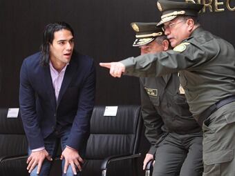 La Policía además hizo un homenaje al abuelo de Falcao, sargento de la Institución quien falleció hace unos días. Foto: EFE