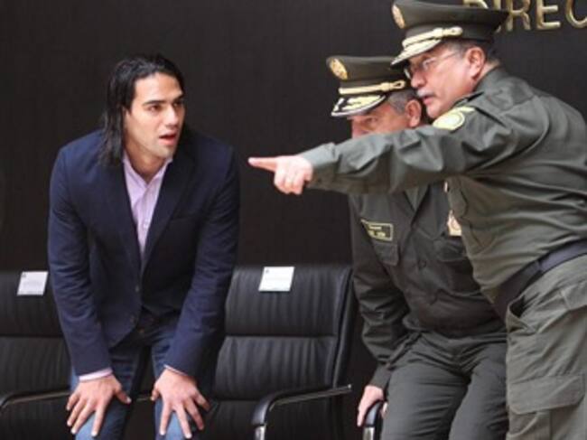 La Policía además hizo un homenaje al abuelo de Falcao, sargento de la Institución quien falleció hace unos días. Foto: EFE