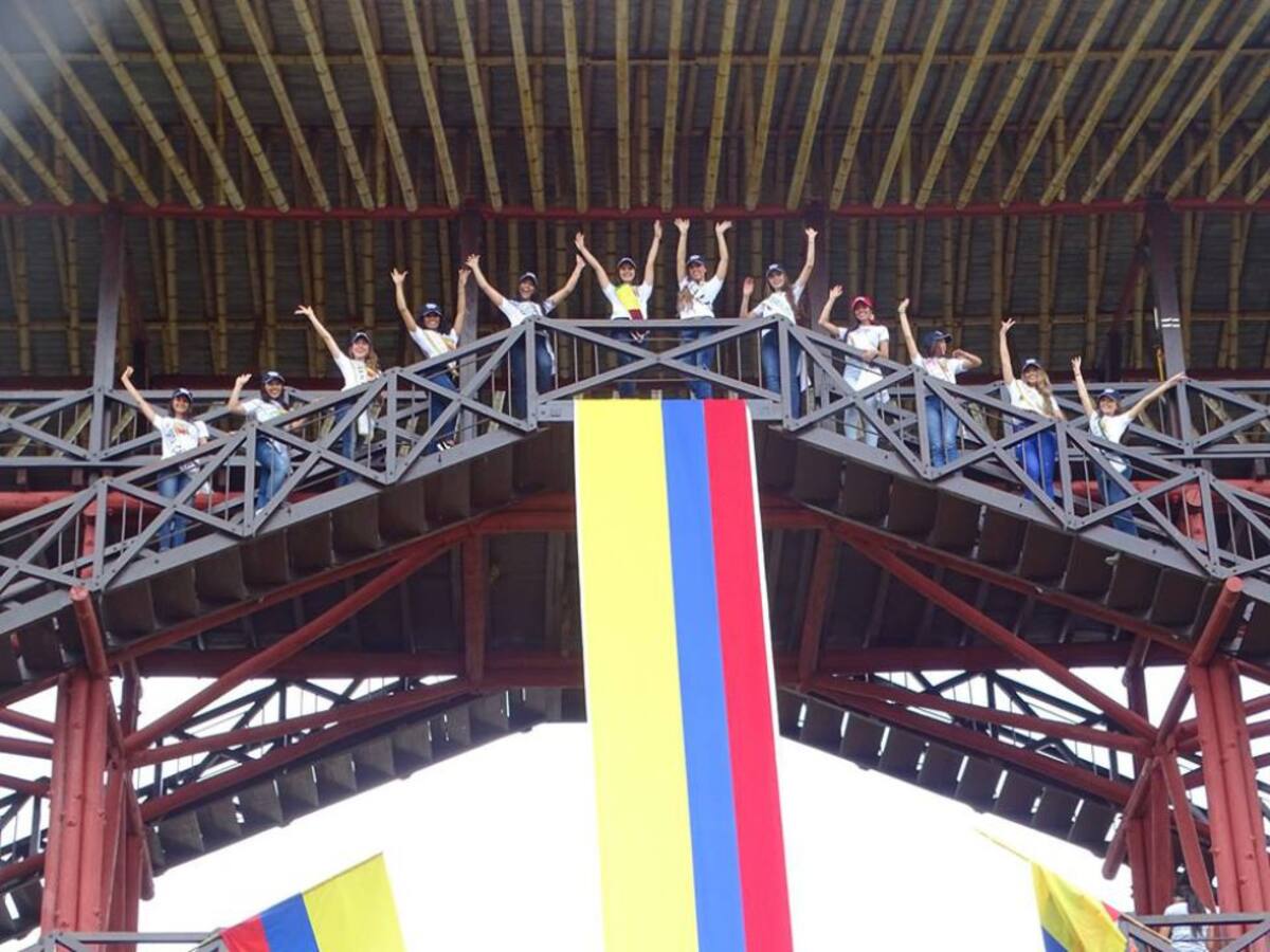 En la parte alta de la torre del parque del café las candidatas recibieron la bienvenida al Quindío