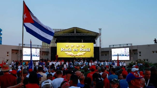 Cuba desafía a EE.UU. con manifestación de apoyo a Raúl Castro frente a la embajada estadounidense en La Habana