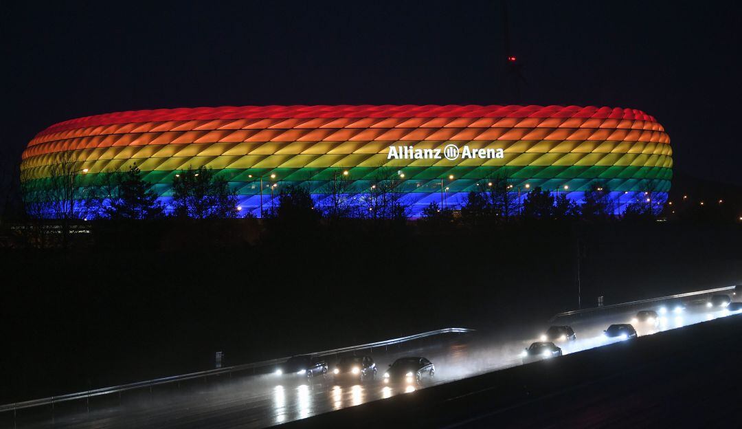 Estado Allianz Arena iluminado con los colores del arcoíris
