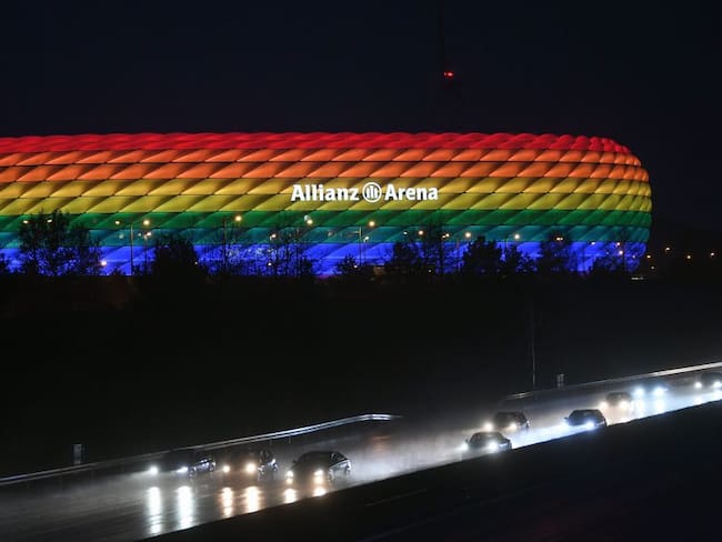 Estado Allianz Arena iluminado con los colores del arcoíris