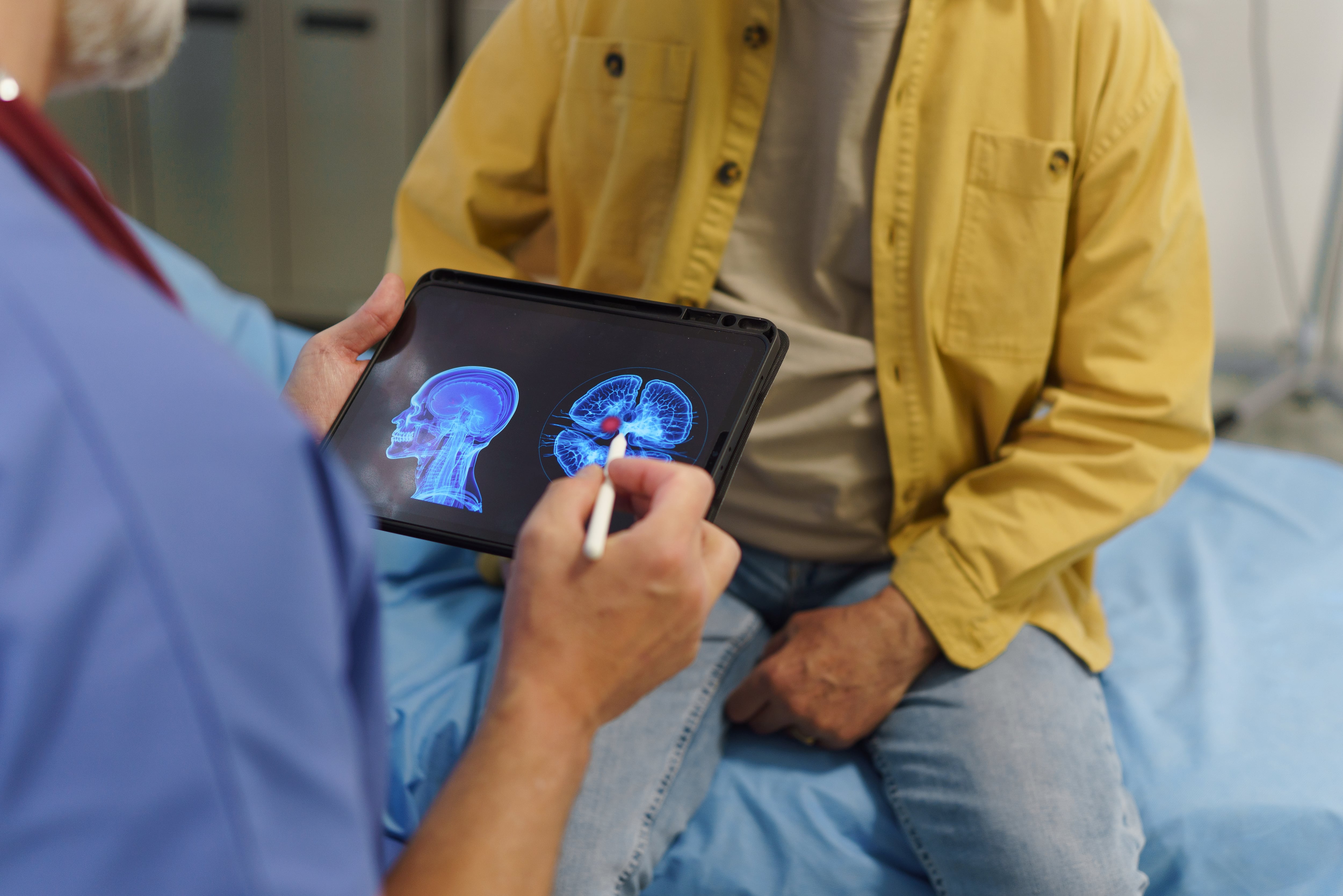 Doctor revisando el estado cerebral de un paciente (Foto vía Getty Images))