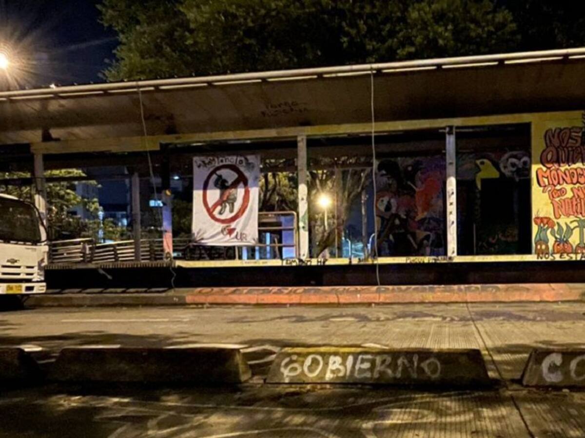 Jóvenes entregan a Metrocali estación de Univalle