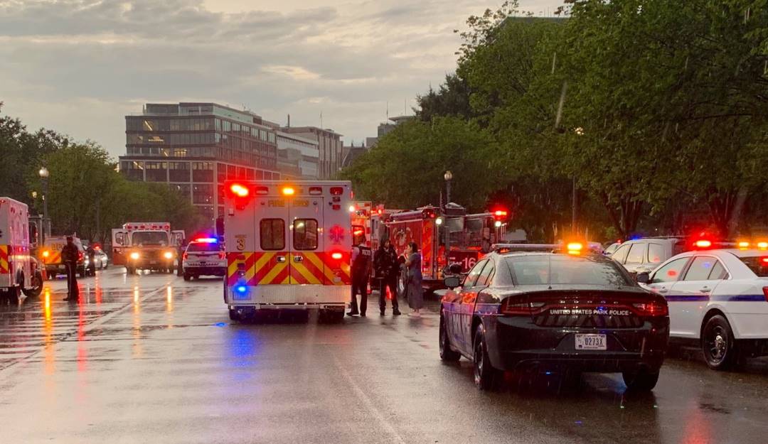 Dos personas fallecieron tras recibir un rayo frente a la Casa Blanca.  Foto: @dcfireems