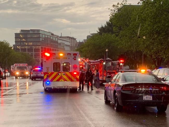 Dos personas fallecieron tras recibir un rayo frente a la Casa Blanca.  Foto: @dcfireems
