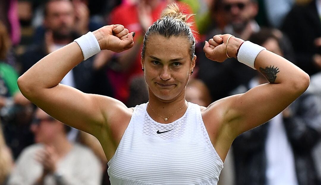 Aryna Sabalenka celebrando su victoria en segunda ronda de Wimbledon 2021
