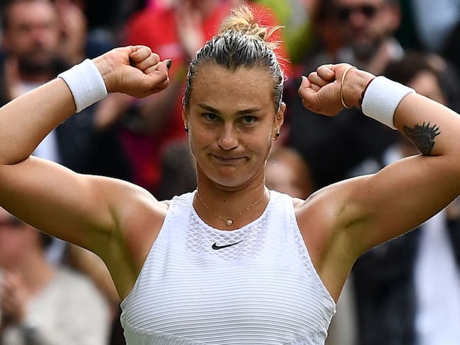 Aryna Sabalenka celebrando su victoria en segunda ronda de Wimbledon 2021