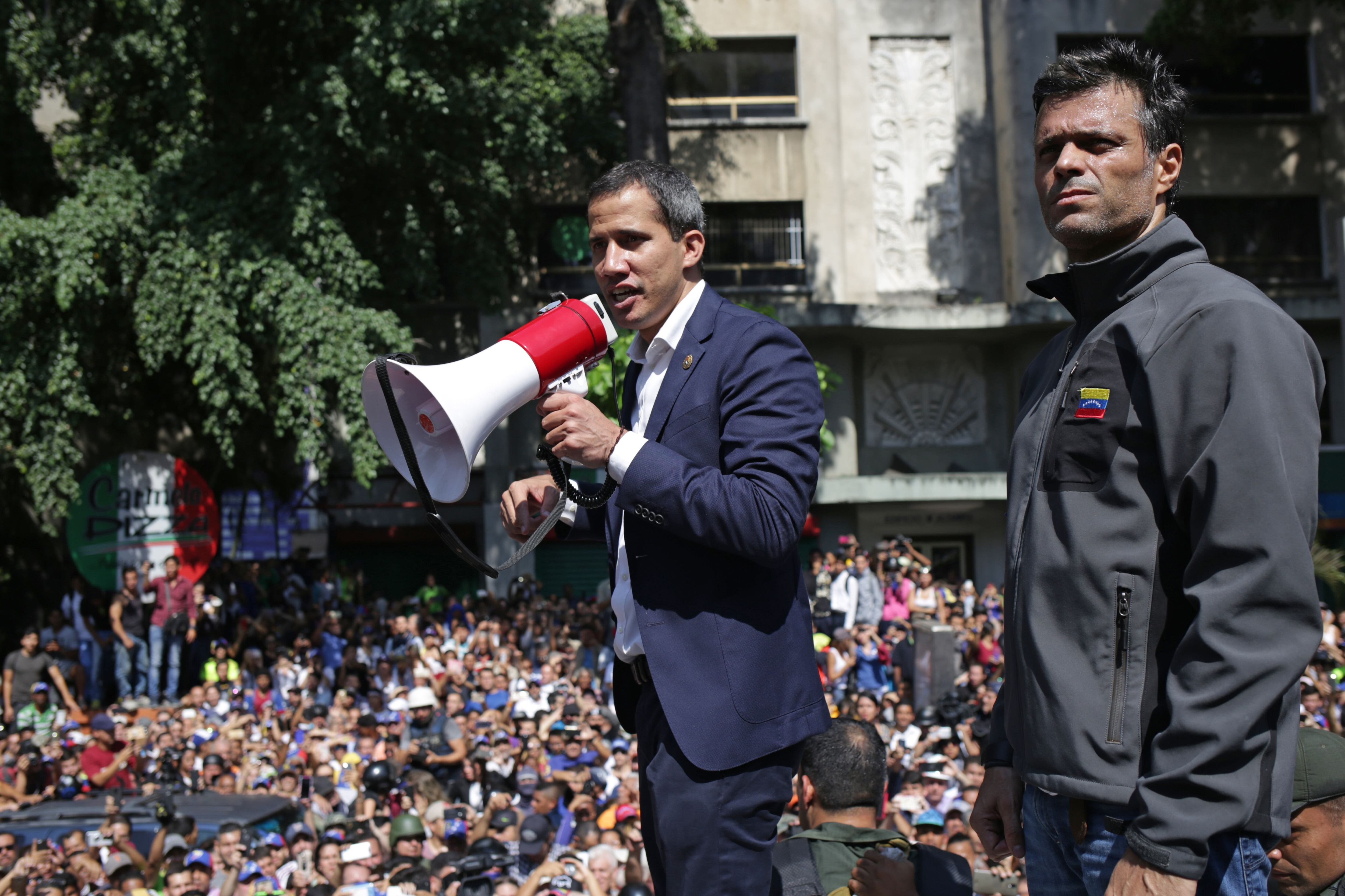 Dos de los líderes opositores de Venezuela, Juan Guaidó (izq) y Leopoldo López (der). 
(Foto: CRISTIAN HERNANDEZ/AFP via Getty Images)