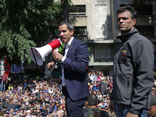 Dos de los líderes opositores de Venezuela, Juan Guaidó (izq) y Leopoldo López (der).
(Foto: CRISTIAN HERNANDEZ/AFP via Getty Images)