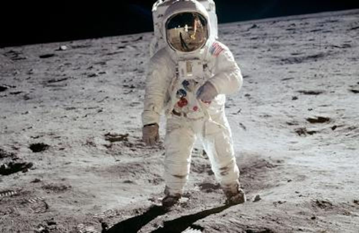 "Un pequeño paso para un hombre, un gran paso para la humanidad". Con esta frase, Neil A. Armstrong, el primer ser humano en pisar la Luna, resumía un momento histórico. Al moverse por la superficie del satélite los astronautas daban grandes saltos debido a que la gravedad lunar equivale a sólo un sexto de la terrestre.