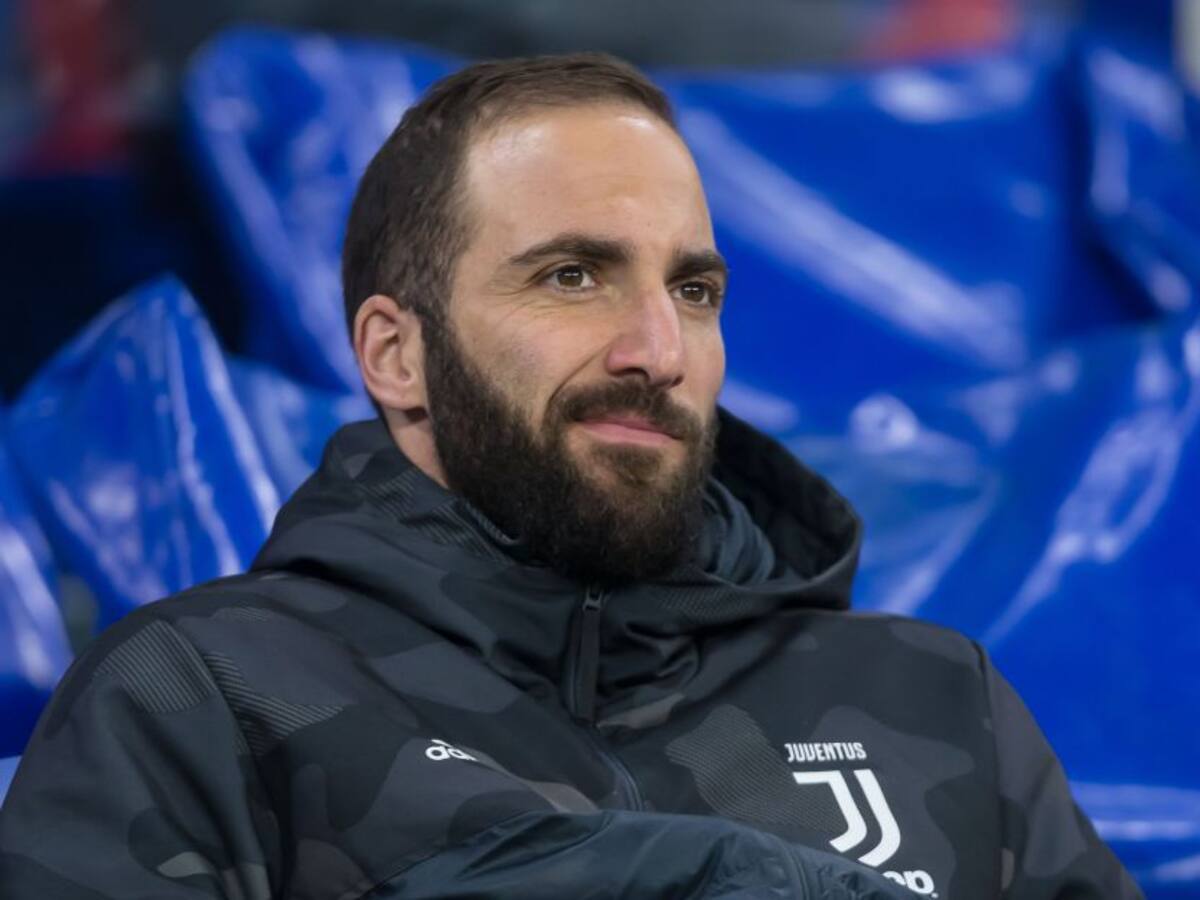 ¿Se aburrió? Higuaín, ‘pillado’ por las cámaras en pleno partido