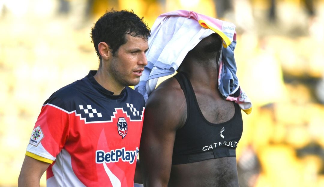 Los jugadores de Fortaleza se lamentan tras no lograr el ascenso.