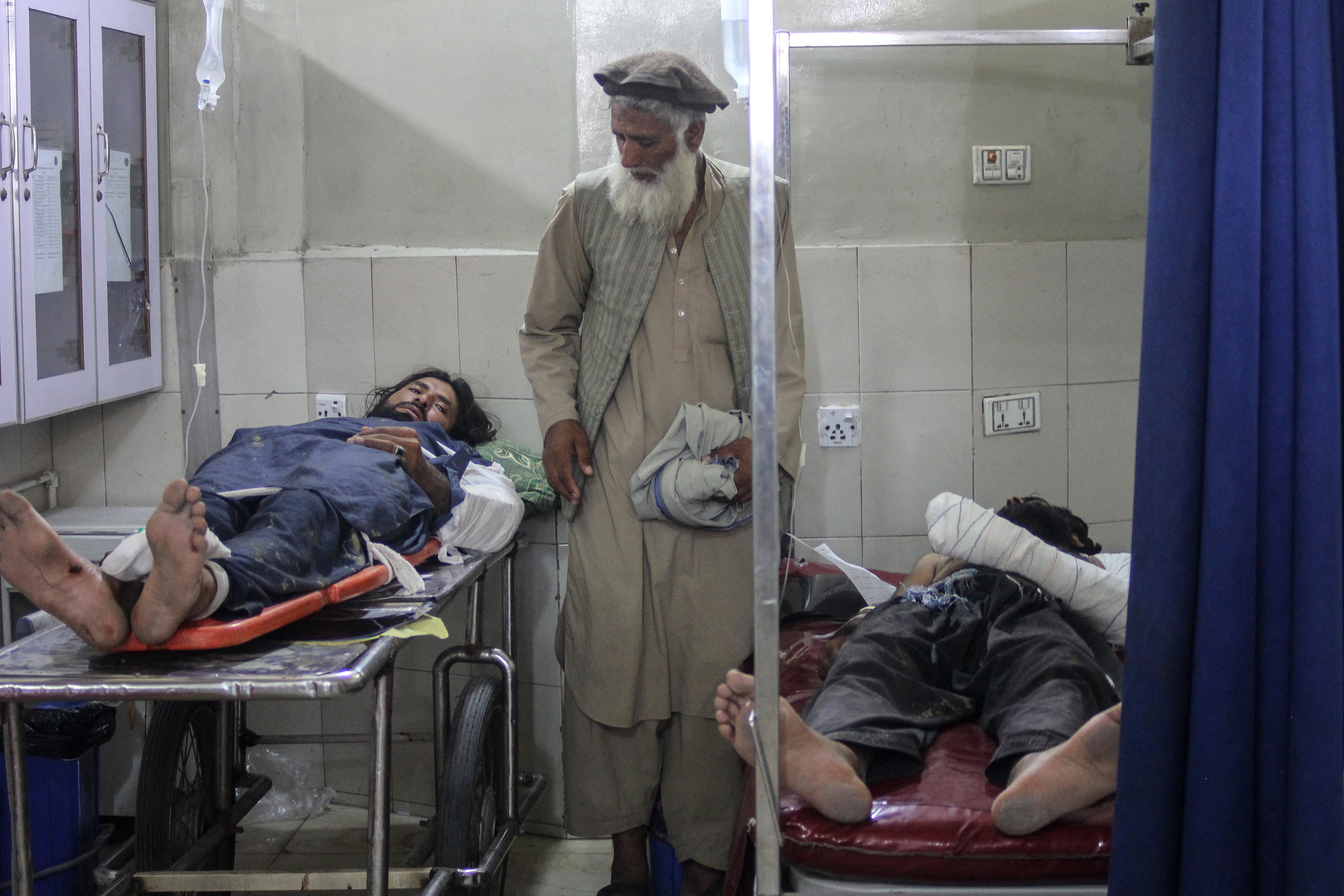 Personas heridas reciben tratamiento en un hospital tras el vuelco de un camión que transportaba familias afganas en Jalalabad, el 30 de mayo de 2026. Un camión volcó en el este de Afganistán el 30 de mayo, causando la muerte de 18 personas a bordo, entre ellas 10 niños, según informó un funcionario provincial a la AFP. (Foto de Aimal Zahir / AFP)