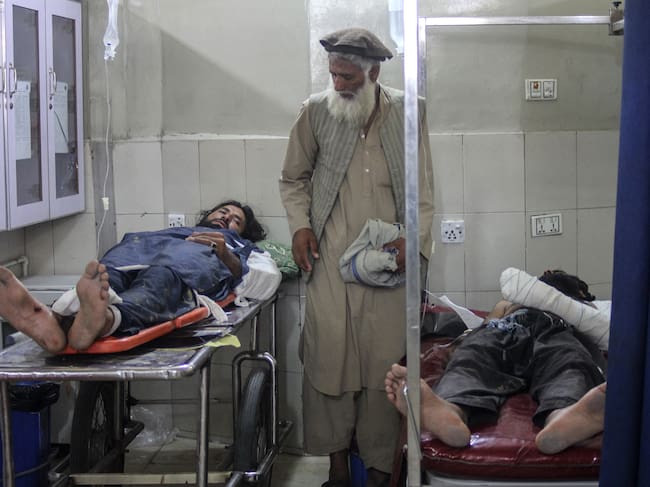 Personas heridas reciben tratamiento en un hospital tras el vuelco de un camión que transportaba familias afganas en Jalalabad, el 30 de mayo de 2026. Un camión volcó en el este de Afganistán el 30 de mayo, causando la muerte de 18 personas a bordo, entre ellas 10 niños, según informó un funcionario provincial a la AFP. (Foto de Aimal Zahir / AFP)