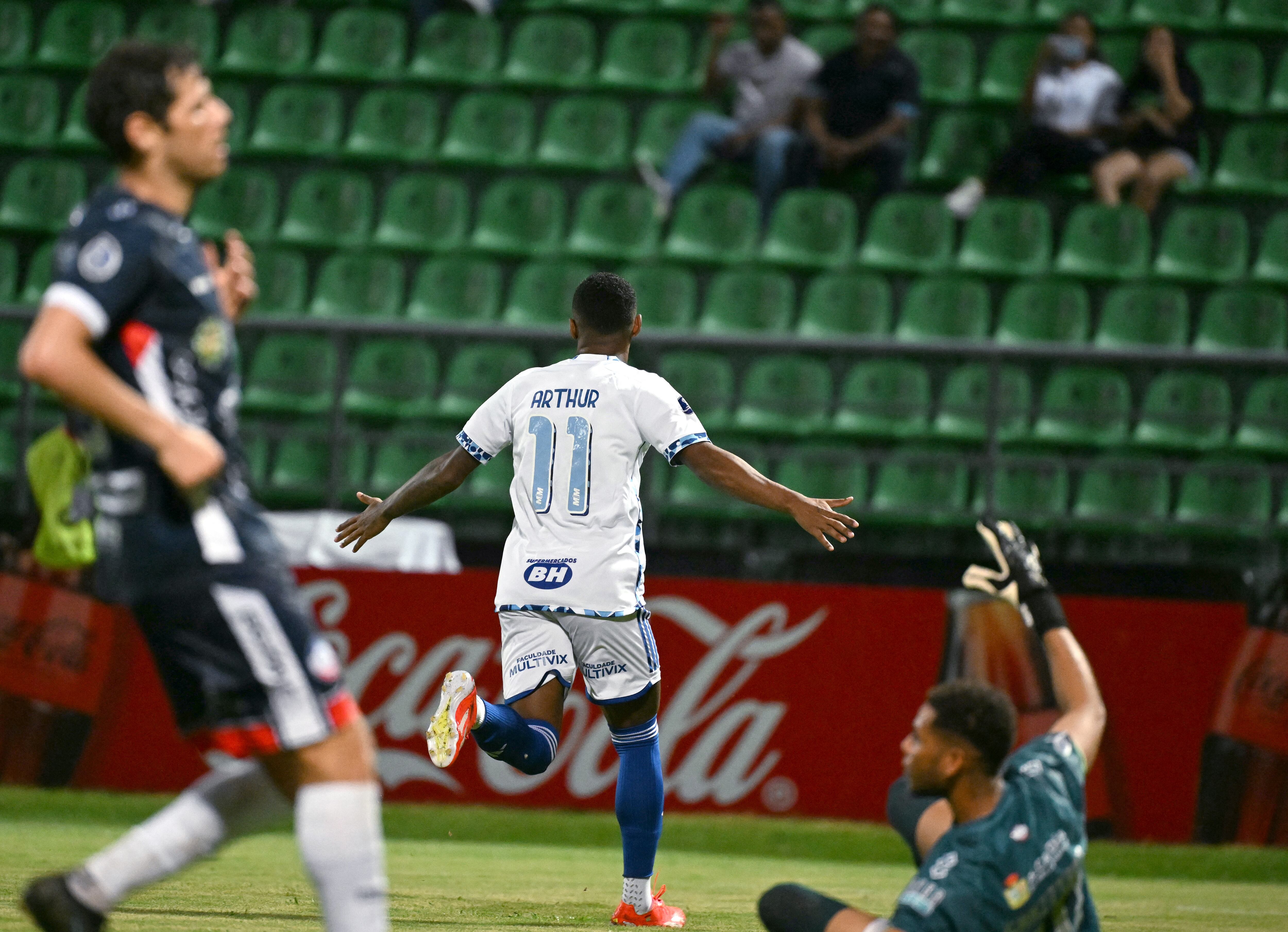 Arthur celebra uno de sus goles ante Alianza FC. (Photo by Luis ACOSTA / AFP) (Photo by LUIS ACOSTA/AFP via Getty Images)