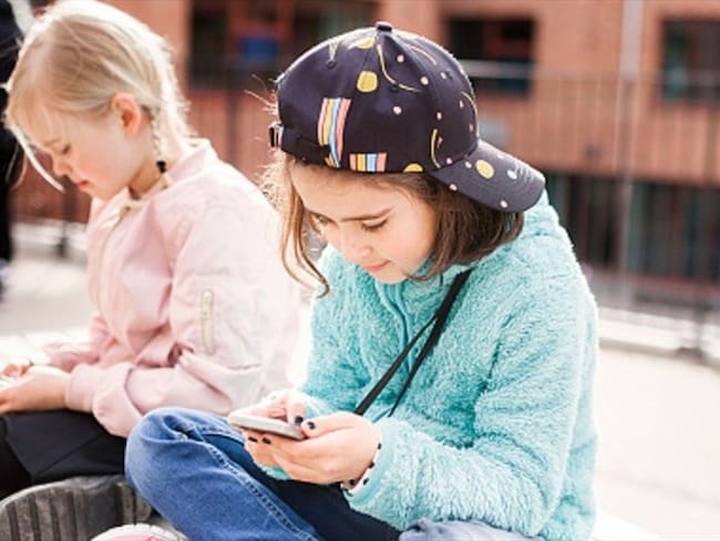 Los niños pueden tener dificultades cognitivas si usan por más de 2 horas un celular. Foto: Getty Images