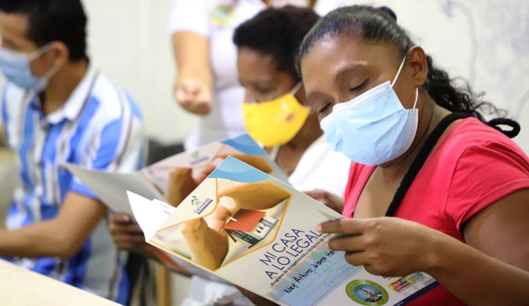 Después de varios años de espera, Corvivienda hace entrega de 36 escrituras públicas a diferentes grupos poblacionales