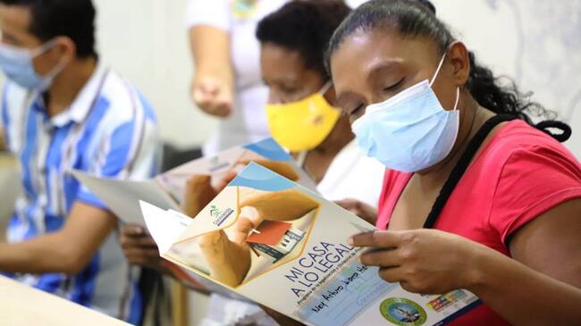 Después de varios años de espera, Corvivienda hace entrega de 36 escrituras públicas a diferentes grupos poblacionales