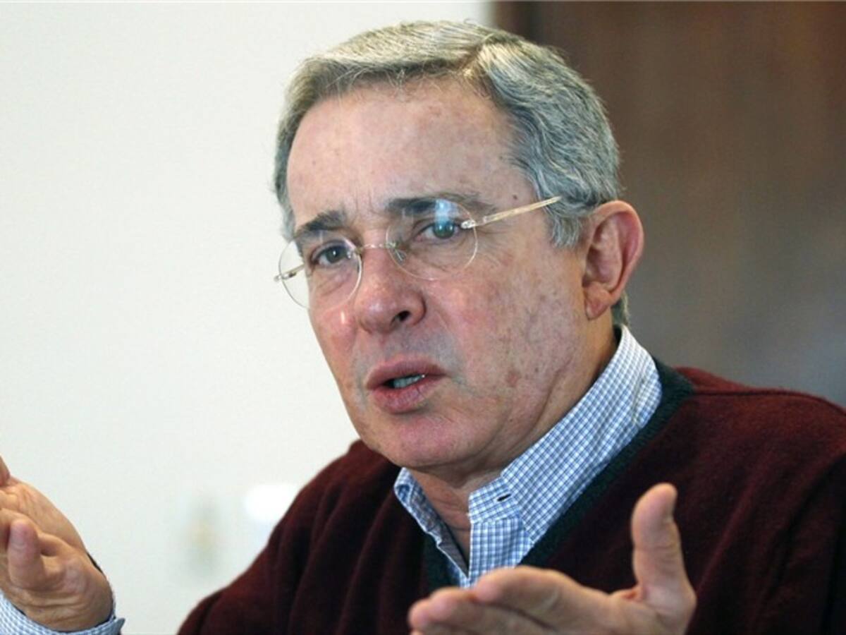 Álvaro Uribe felicita al "presidente Trump" por su triunfo en Estados Unidos
