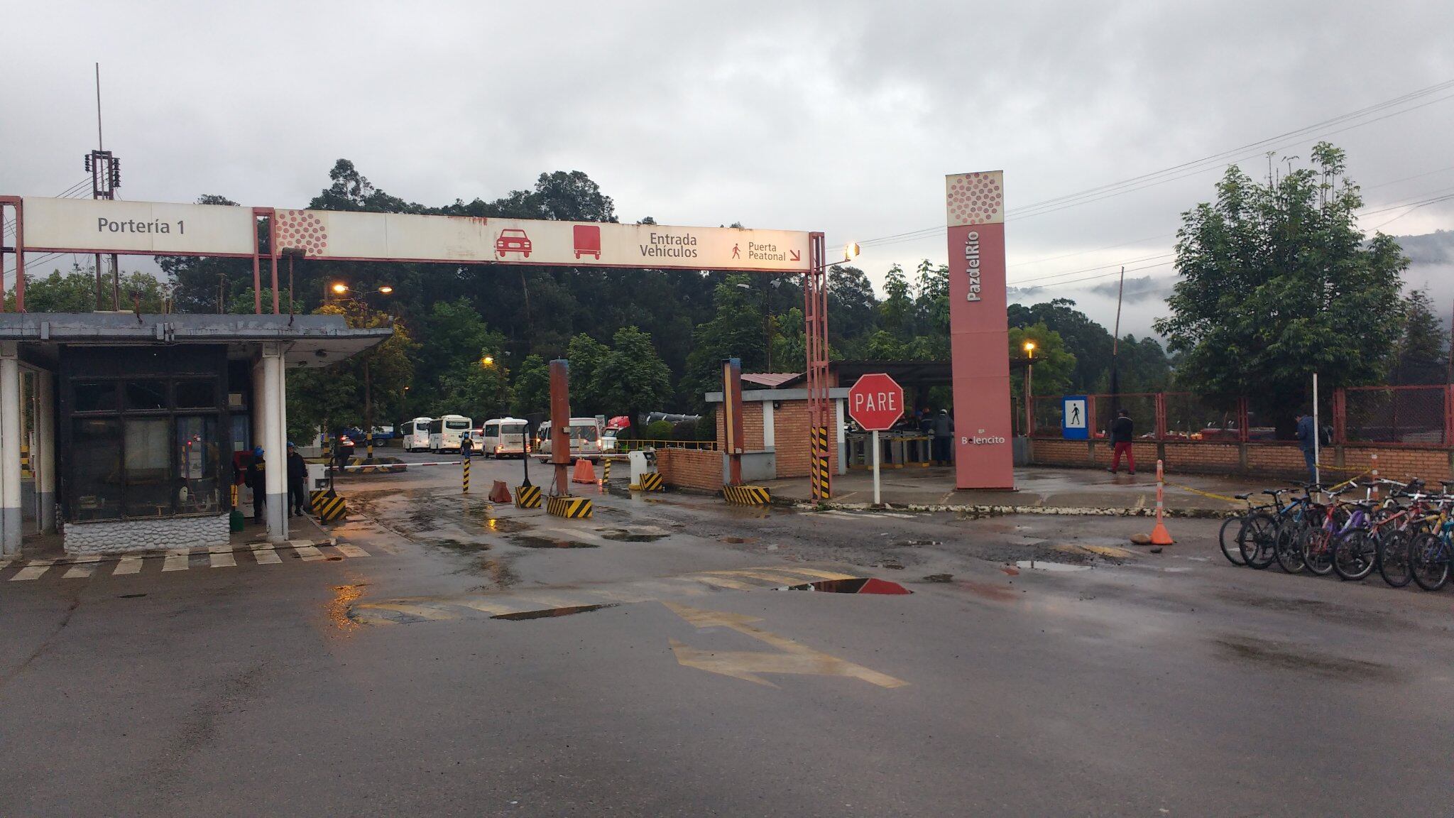 Unos 40 empleados despedidos generan indignación y reclamos por el respeto a derechos laborales en una jornada de manifestación pacífica.