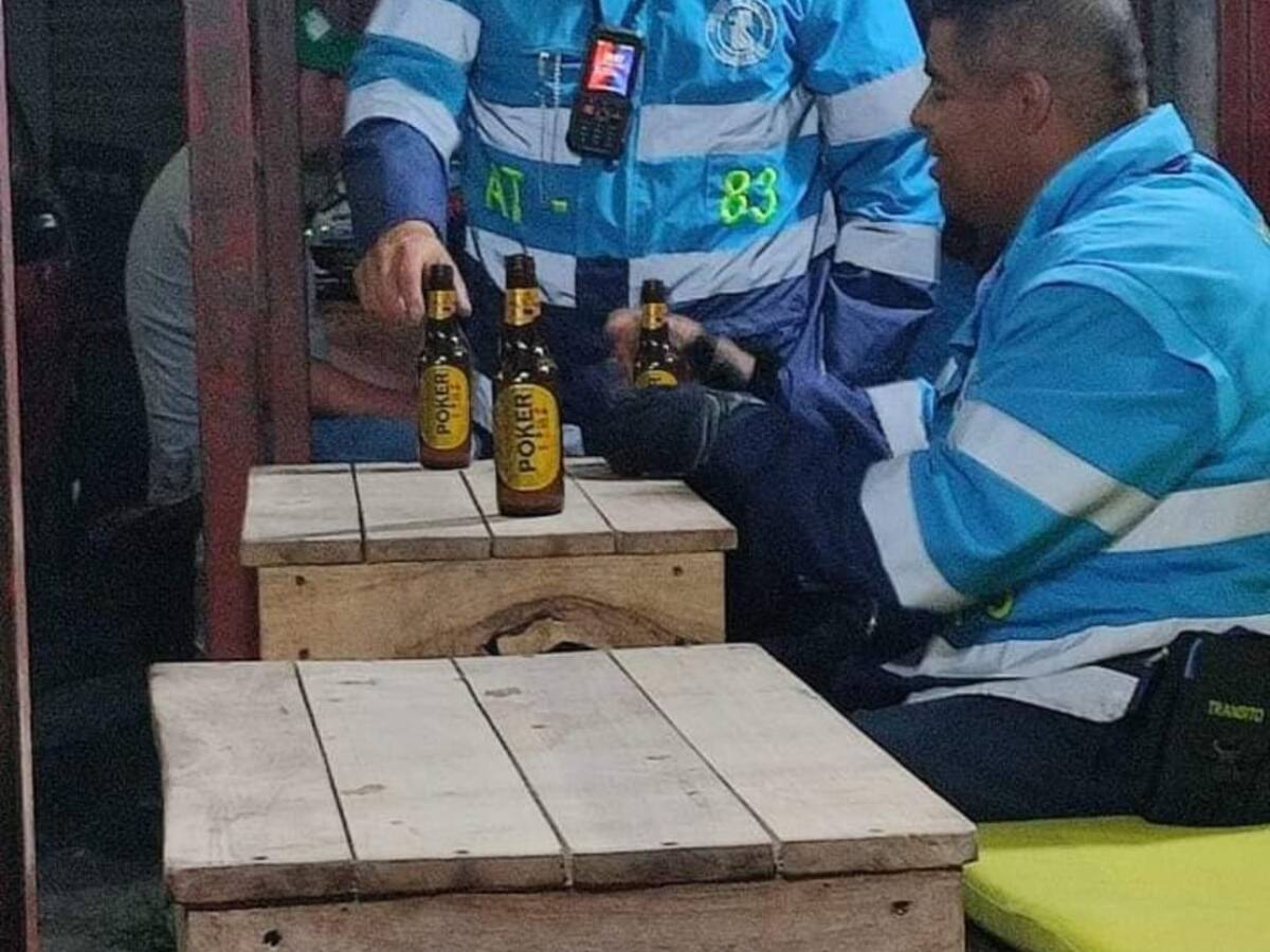 Fotografía de agentes de tránsito de Manizales consumiendo licor sería falsa