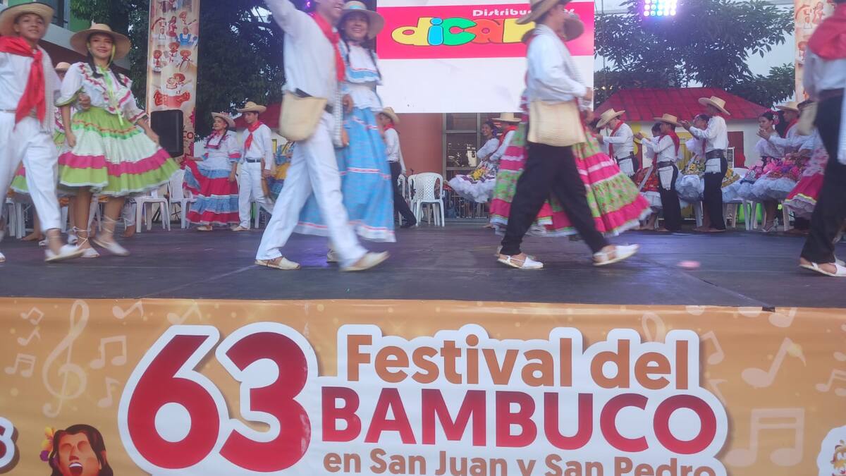 A ritmo de sanjuaneros jóvenes, enaltecieron el folclor huilense