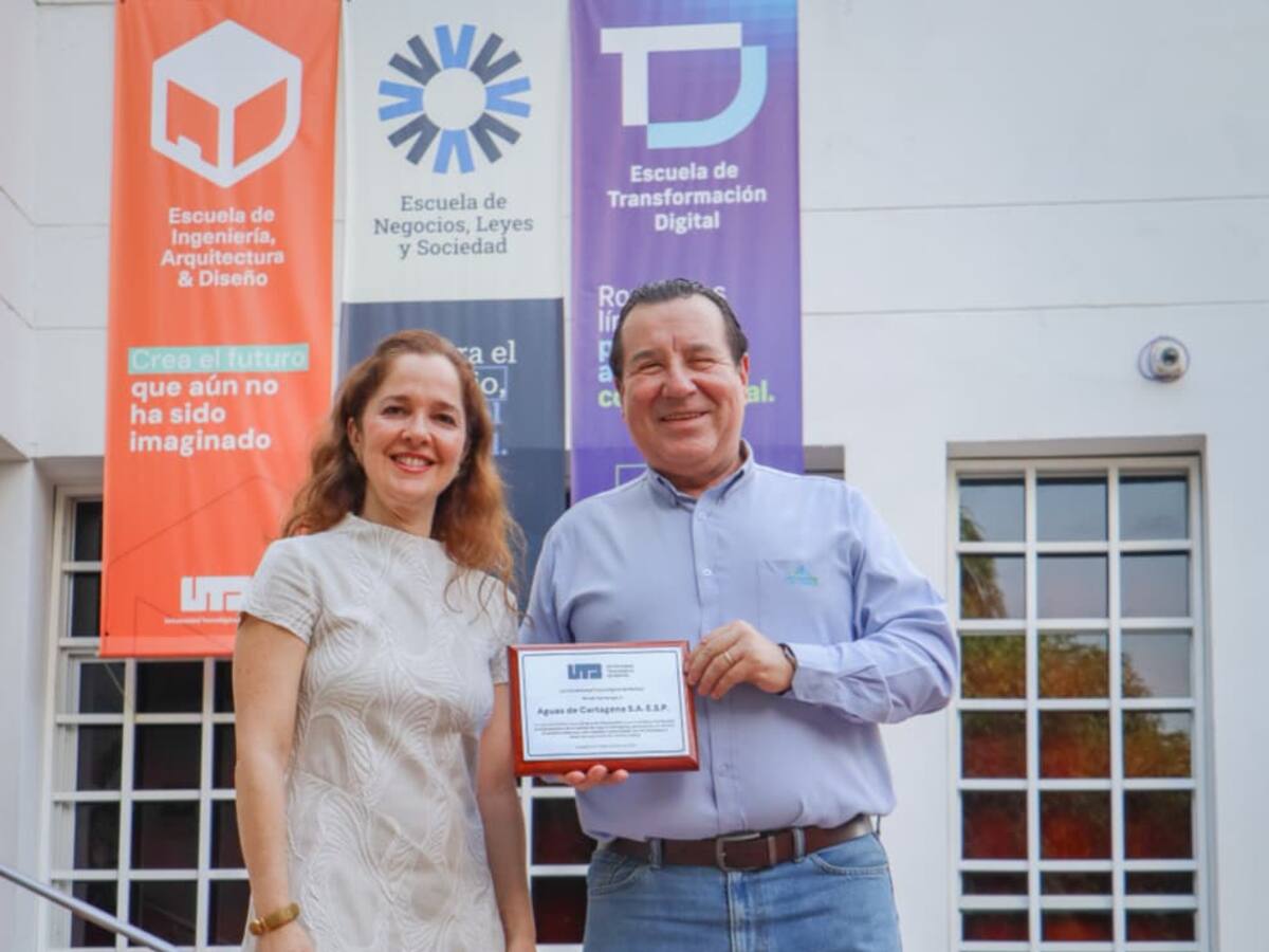 La UTB entregó placa conmemorativa a Aguas de Cartagena por sus 30 años de servicio