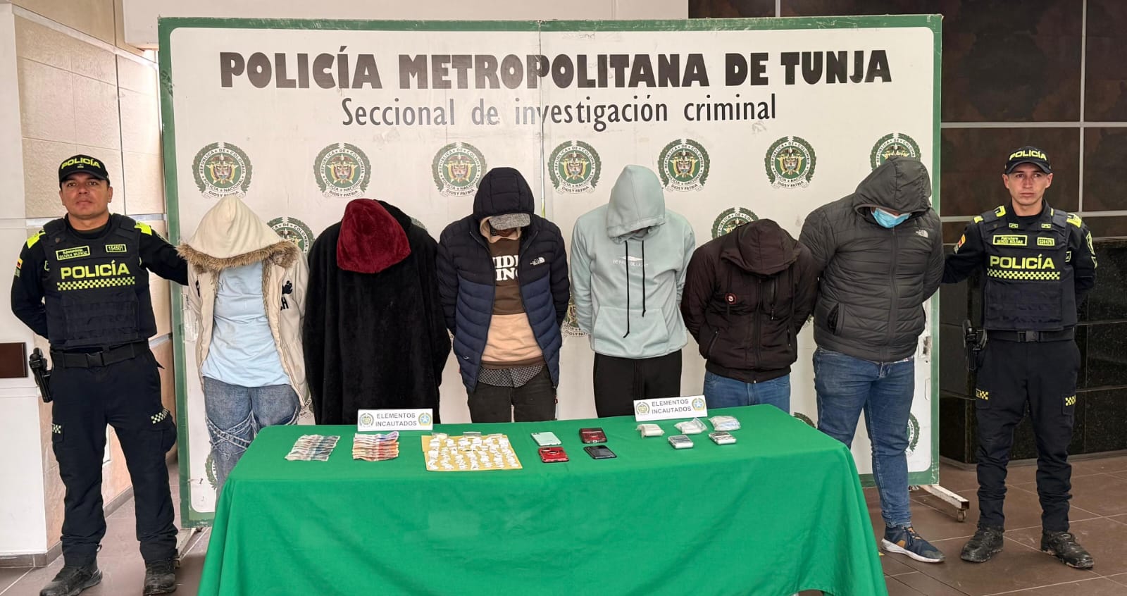 Entre los detenidos se encuentran alias “Juan David”, señalado como líder de la organización; alias “Búcaro”, presunto coordinador y distribuidor; así como alias “Tatina”, “Winston”, “La Negra” y “Jhoncito”, quienes al parecer ejercían labores de expendio en distintos sectores del sur y centro de Tunja / Foto: Prensa Policía Metropolitana de Tunja.