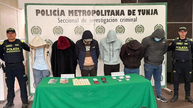 Entre los detenidos se encuentran alias “Juan David”, señalado como líder de la organización; alias “Búcaro”, presunto coordinador y distribuidor; así como alias “Tatina”, “Winston”, “La Negra” y “Jhoncito”, quienes al parecer ejercían labores de expendio en distintos sectores del sur y centro de Tunja / Foto: Prensa Policía Metropolitana de Tunja.