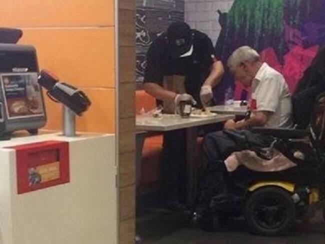 Trabajador de McDonald&#039;s es destacado en Facebook por ayudar a un anciano