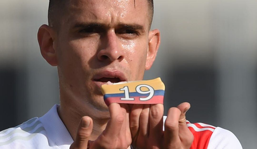 Rafael Santos Borré y su dedicatoria para Colombia en el gol.