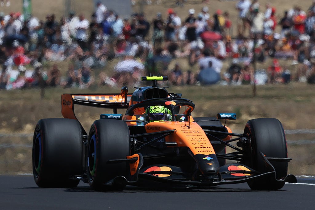 Norris supera por poco a Ferrari y saldrá primero en el premio de Hungría. (Photo by Jakub Porzycki/NurPhoto via Getty Images)