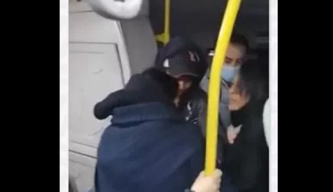 Los pasajeros tuvieron que intervenir para evitar que el incidente pasara a mayores; este es el video.