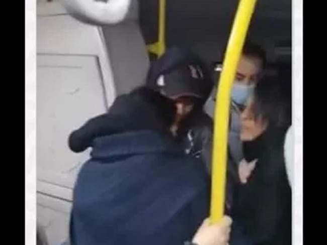 Los pasajeros tuvieron que intervenir para evitar que el incidente pasara a mayores; este es el video.