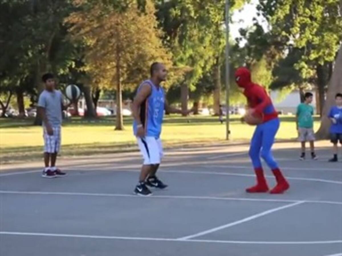 Spiderman sabe jugar baloncesto