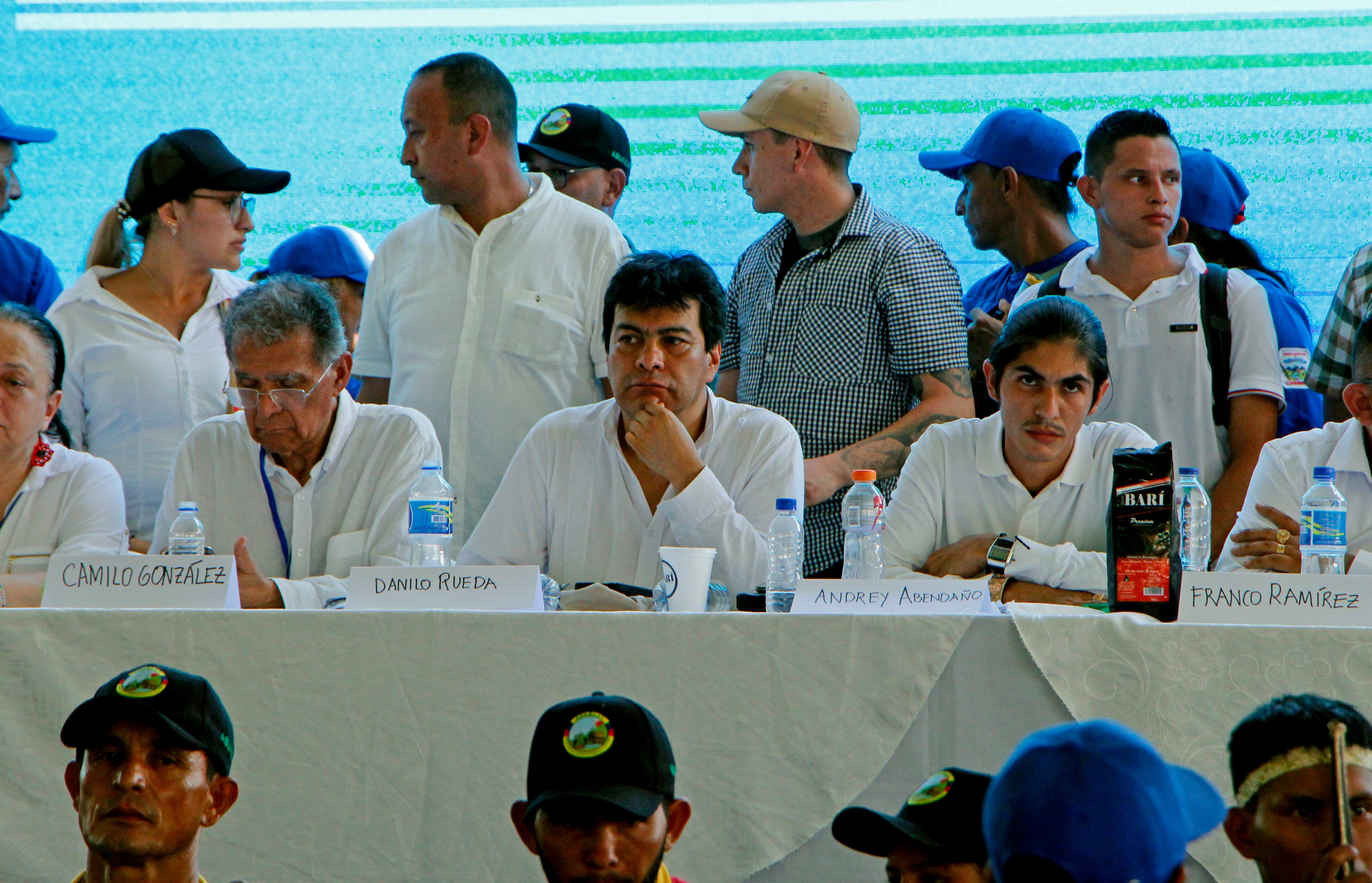El vocero de la delegación del EMC, Andrey Avendaño; el alto comisionado para la paz de Colombia, Danilo Rueda, y Camilo González (i), en el municipio de Tibú (Colombia). EFE/ Mario Caicedo