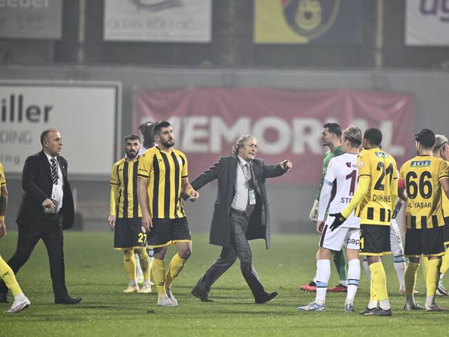 Presidente del Istanbulspor ordenó la retirada de sus futbolistas. (Photo by Kadir Kemal Behar/Anadolu via Getty Images)