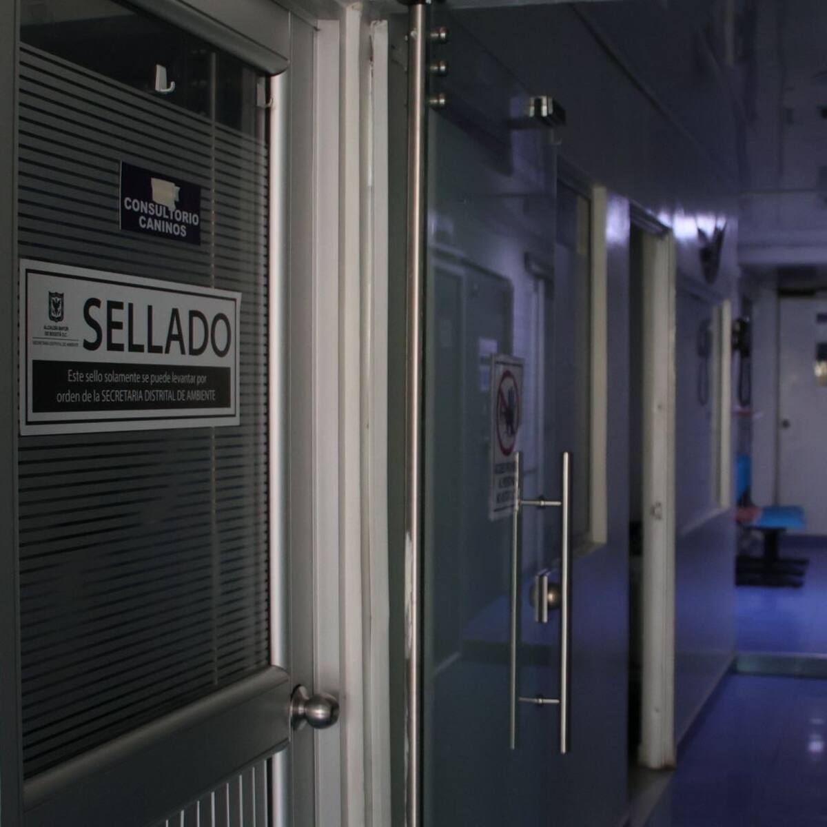 Sellan veterinaria por mala disposición de residuos peligrosos en vía pública en Suba