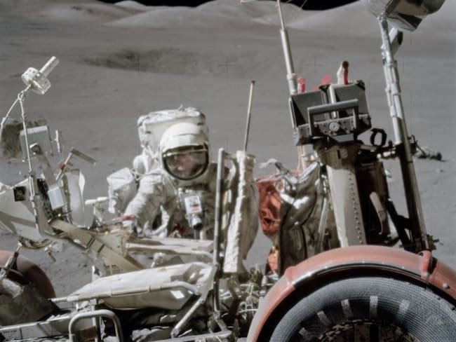 El astronauta Harrison H. Schmitt, piloto del módulo lunar, trabaja cerca del Lunar Roving Vehicle (LRV) durante la tercera actividad extravehicular (EVA) del Apolo 17 en el sitio Taurus-Littrow en la superficie lunar. Cortesía: NASA