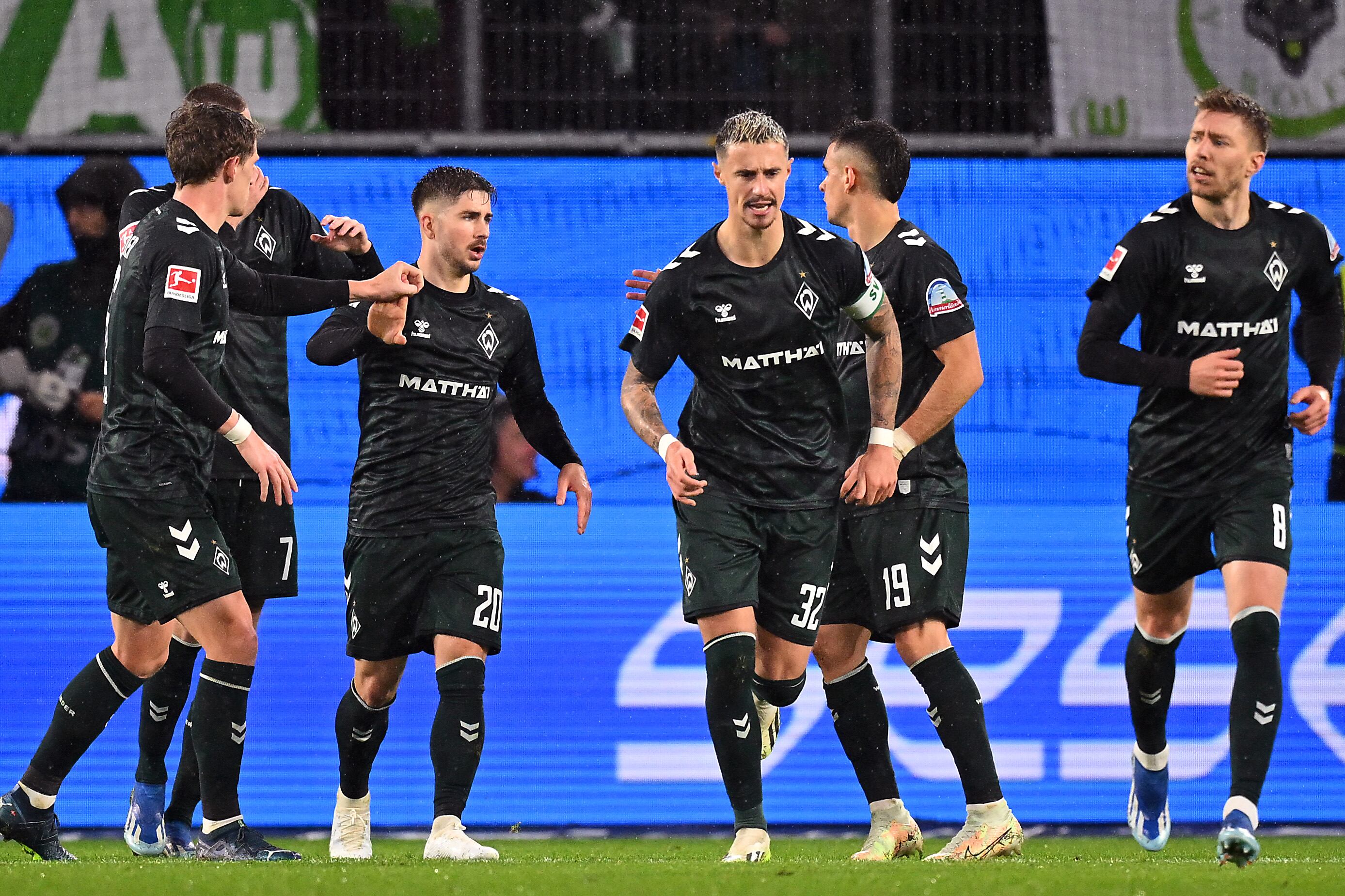 Rafael Santos Borré festeja el gol junto a sus compañeros. (Photo by Stuart Franklin/Getty Images)