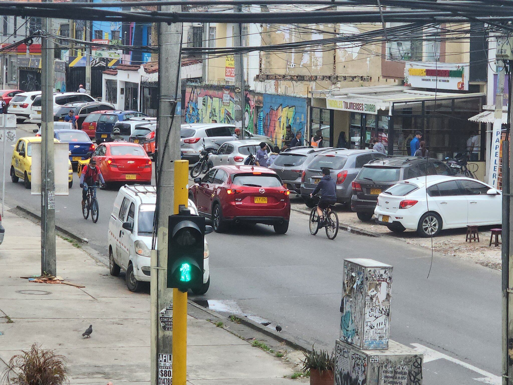 Vehículos toman las aceras como parqueaderos