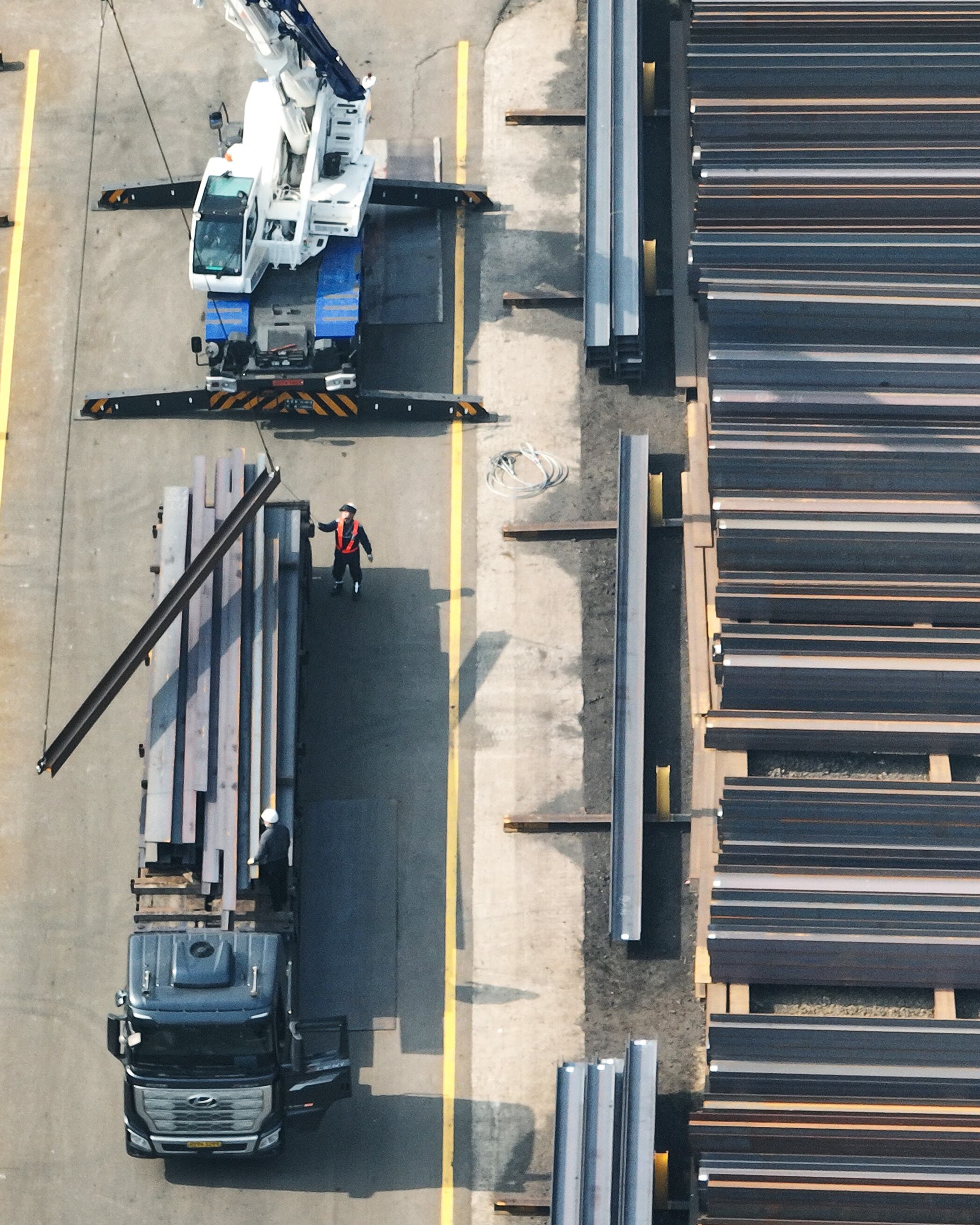 USA1264. INCHEON (COREA DEL SUR), 11/03/2025.- Personas trabajan en una fábrica de acero este martes, en Incheon (Corea del Sur). Washington impondrá este miércoles aranceles del 25 % al acero y aluminio importados, decisión que en EE. UU. puede encarecer desde refrescos hasta coches o afectar al sector de la construcción, además de golpear especialmente a las metalúrgicas de Canadá y en menor medida a las de Brasil o la Unión Europea (UE). EFE/ Yonhap PROHIBIDO SU USO EN COREA DEL SUR