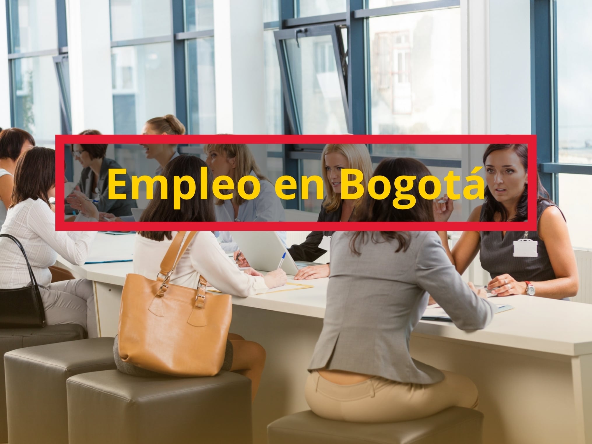 De fondo: Imagen ilustrativa de una feria de empleo, en donde varias personas están siendo entrevistadas (Cortesía: Getty Images)