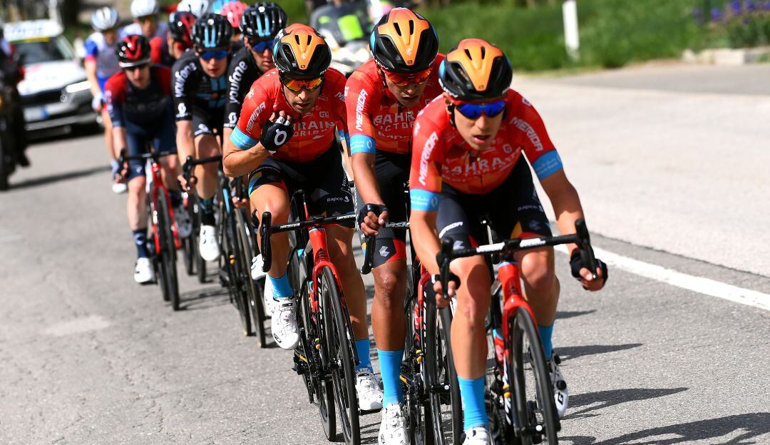 Mikel Landa (tercero de Bahrain en la foto) y Santiago Buitrago (segundo)