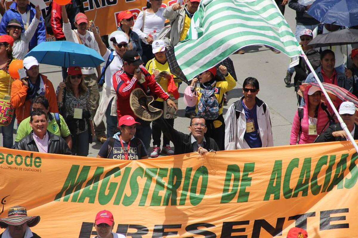50.000 educadores de todas las regiones del país se dirigen al Ministerio de Educación, ubicado en la capital colombiana, apara manifestar su preocupación frente al acuerdo al que llegó el Gobierno con Fecode.