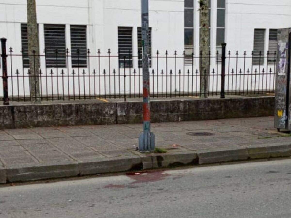 Joven que se movilizaba en motopatín resultó herido al chocar con un poste