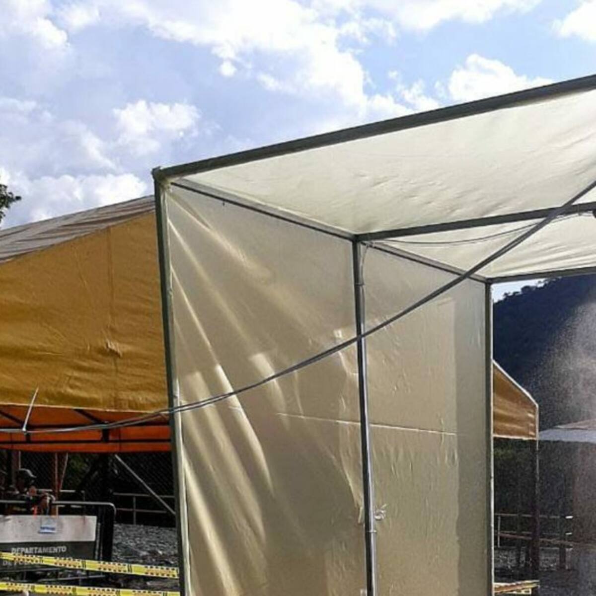 Génova instala cámara de aspersión para prevenir casos de COVID-19